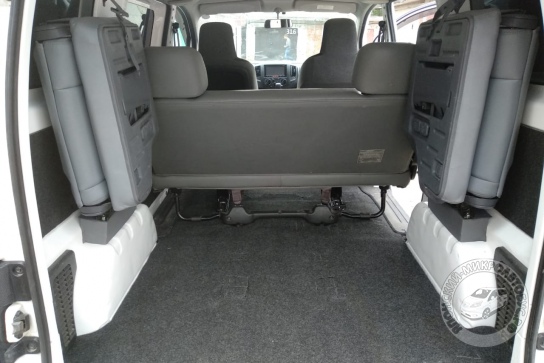 Nissan NV200   откидной диван и подвесные сиденья
